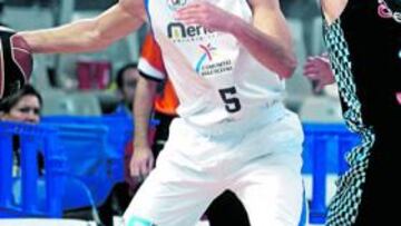 <b>VICTORIA LOCAL. </b>Cazorla intenta pasar ante Oliver, ayer.