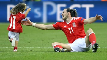 Wales&#039; forward Gareth Bale watches his daughter Alba Viola running on the pitch following the team&#039;s 1-0 win in the Euro 2016 round of sixteen football match Wales vs Northern Ireland