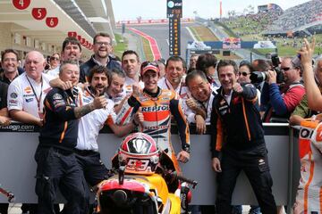 Marc Márquez celebra junto al equipo su primera victoria en MotoGP, en Austin 2013.