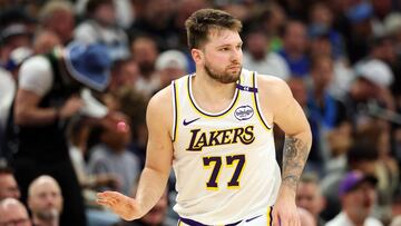 Luka Doncic, base de Los Angeles Lakers, ante Minnesota Timberwolves en los playoffs 2025 de la NBA.