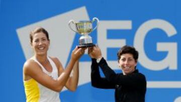 Garbiñe Muguruza y Carla Suárez celebran su título.