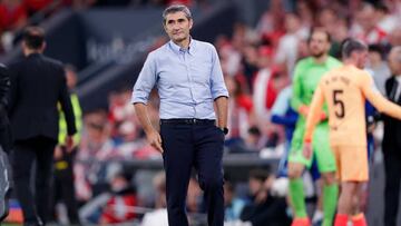 BILBAO, SPAIN - OCTOBER 15: Coach Ernesto Valverde of Athletic Bilbao  during the La Liga Santander  match between Athletic de Bilbao v Atletico Madrid at the Estadio San Mames on October 15, 2022 in Bilbao Spain (Photo by David S. Bustamante/Soccrates/Getty Images)