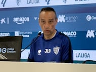 José Luis Oltra, durante su conferencia de prensa de esta mañana.