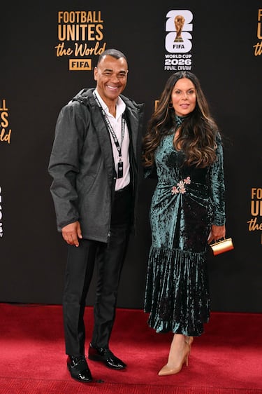 Cafú, exfutbolista brasileño que jugaba como lateral derecho,  junto a su pareja sentimental, Mariah Morais.