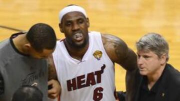 A LeBron le dio un calambre.