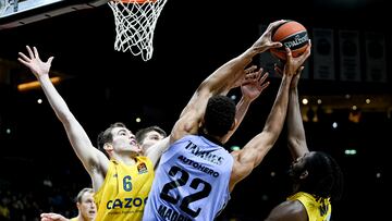 El madridista Edy Tavares, defendido por Malte Delow y Jaleen Smith, del Alba Berlín.