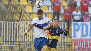 El jugador de Universidad Catolica Benjamin Kuscevic, izquierda, disputa el balon con Pedro Sanchez.