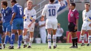 <b>A LA CALLE. </b>El colombiano José Joaquín Torres expulsó con roja directa a Jonas Thern por una entrada sobre Dunga.