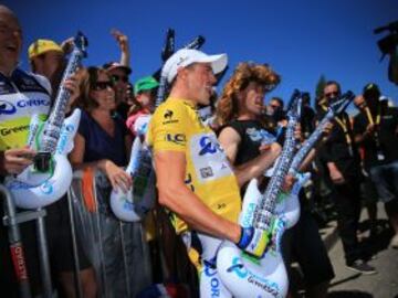 El maillot amarillo Simon Gerrans disfruta con unos seguidores autralianos ante de la salida.