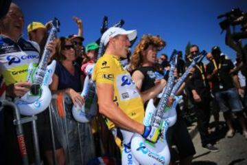 El maillot amarillo Simon Gerrans disfruta con unos seguidores autralianos ante de la salida.