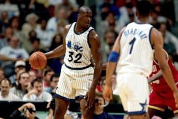 Shaquille O'Neal y la camiseta con la que empezó en los Magic. Ahora han perdido las rayas pero conservan el blanco.