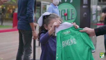 Repartiendo jerseys autografiados, así anunció el León a Santiago Ormeño