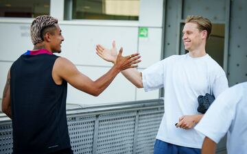 Saludo entre Julián Araujo y Frenkie de Jong.