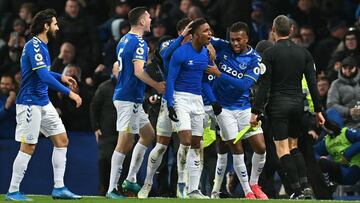 Gray celebra con sus compa&ntilde;eros el segundo gol contra el Arsenal.