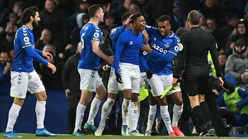 Gray celebra con sus compañeros el segundo gol contra el Arsenal.