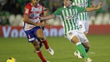 El centrocampista del Betis Be&ntilde;at Etxebarria  (d) y el centrocampista del Granada Mikel Rico luchan por el bal&oacute;n durante el partido correspondiente a la und&eacute;cima jornada de Liga que ambos equipos disputan en el estadio Benito Villamar&iacute;n de Sevilla. EFE/Julio Mu&ntilde;oz