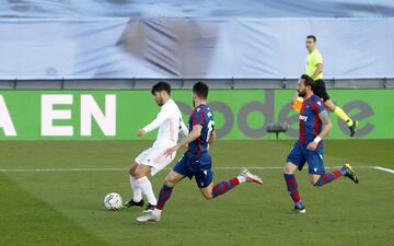 ¡¡MARCA ASENSIO!! ¡Recibió el balón filtrado perfecto de Kroos en su propio campo, se fue en velocidad hacia la portería y batió a Aitor con un disparo raso y cruzado!