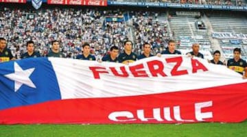 Boca Juniors empató 4-4 con Vélez Sarsfield y en la previa ambos equipos portaron una bandera con la leyenda 'Fuerza Chile'. Gary Medel anotó en ese partido la igualdad final.