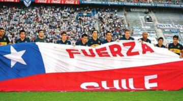 Boca Juniors empató 4-4 con Vélez Sarsfield y en la previa ambos equipos portaron una bandera con la leyenda 'Fuerza Chile'. Gary Medel anotó en ese partido la igualdad final.