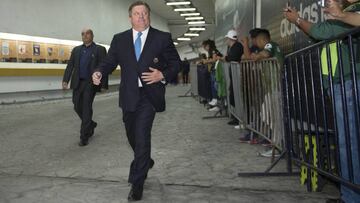 Así evadió el DT de América las consultas sobre el mensaje de Castillo