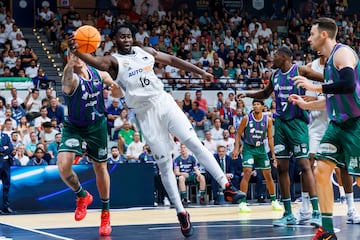 Usman Garuba, pívot del Real Madrid, trata de salvar un balón ante el Unicaja en la final de la Supercopa Endesa 2024.