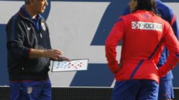 <b>CHARLA DEL PUNTA CON EL TÉCNICO. </b>Después del partido ante el Udinese saltaron las alarmas en el conjunto rojiblanco. Falcao sufría un esguince cervical. El Tigre ha evolucionado bien y salvo recaída estará hoy en el once. Ayer Manzano hablaba con él y el físio recuperador Óscar Pitillas.