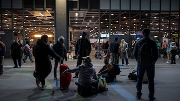 BARCELONA 29042025 - Estación de Sants durante la noche, abierta solo para pasajeros con billetes de Alta Velocidad
Lorena Sopêna / Europa Press
28/04/2025