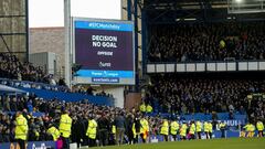 Liverpool (United Kingdom), 01/03/2020.- The scoreboard displays a VAR decision during the English Premier League soccer match between Everton and Manchester United at Goodison Park, Liverpool, Britain, 01 March 2020. (Reino Unido) EFE/EPA/PETER POWELL ED