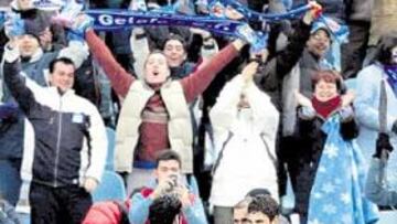 <b>BUEN AÑO. </b>Gavilán, felicitado por Riki y Pernía, ha sido uno de los artífices del gran año del Getafe.