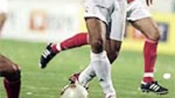 <b>EL RIVAL, A SUS PIES.</B> Pese a que el Benfica es el rival del Sporting, el equipo de Figo en Portugal, los lisboetas rindieron homenaje al madridista con diversos obsequios y fuegos artificiales.