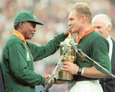 Nelson Mandela entrega al capitán de Sudáfrica, Francois Pienaar, el título de campeón del mundo de rugby en el año 1995. Sudáfrica ganó el Mundial que organizaba, un milagro según todos los expertos, que ayudó a afianzar, a través del deporte, la nación arcoiris.
