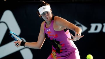 La tenista española Garbiñe Muguruza devuelve una bola durante su partido ante Belinda Bencic en el Adelaide International 2.