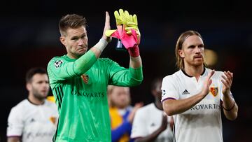 Britain Soccer Football - Arsenal v FC Basel - UEFA Champions League Group Stage - Group A - Emirates Stadium, London, England - 28/9/16
FC Basel's Tomas Vaclik and Michael Lang look dejected after the match
Reuters / Stefan Wermuth
Livepic
EDITORIAL USE ONLY.