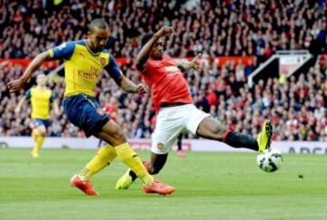 Theo Walcott anota el empate de Arsenal.