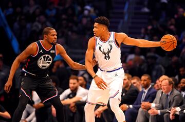 Kevin Durant de los Golden State Warrior defiende a Giannis Antetokounmpo de los Bucks. 