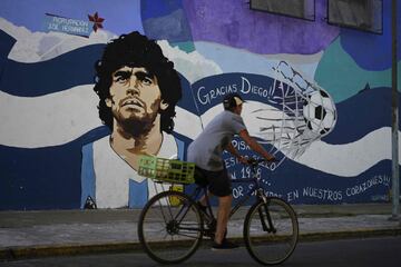 Mural de Diego Armando Maradona con alas en una pared de la ciudad de Villa Ballester en la provincia de Buenos Aires, Argentina.