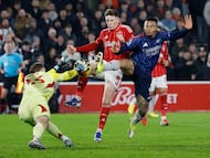 Arsenal move seven points clear of Manchester City despite being held to a goalless draw by Nottingham Forest at the City Ground.