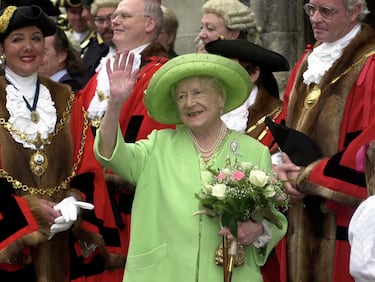 La madre de Isabel II, vivió más de un siglo de historia y servicio. Nacida en 1900, se convirtió en reina consorte al casarse con el príncipe Jorge de Inglaterra en 1923, que accedió al trono con el nombre de Jorge VI tras la abdicación de su hermano, Eduardo VIII. Durante la Segunda Guerra Mundial, se ganó el respeto del pueblo británico por su valentía y cercanía, siendo descrita por Hitler como “la mujer más peligrosa de Europa” por su influencia moral.

Tras enviudar en 1952, asumió el título de Reina Madre y acompañó a su hija, Isabel II, en su reinado. Vivió hasta los 101 años, falleciendo en 2002, y fue recordada por su sonrisa constante, su fortaleza ante las crisis y su papel clave en la estabilidad de la monarquía británica.
