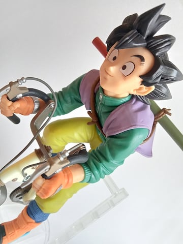 Figura de Goku en bicicleta por Banpresto