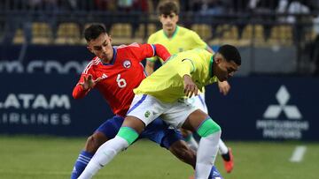 VINA DEL MAR, CHILE Ð NOV 4: Vicente pizarro de Chile disputa el baln contra Igor Jesus de Brasil durante el partido de finales del futbol masculino en los Juegos Panamericanos Santiago 2023 en el estadio Sausalito, el 4 de noviembre en Vina del Mar, Chile./ Vicente pizarro of Chile vies for the ball against Igor Jesus of Brazil during the men's soccer finals match at the Santiago 2023 Pan American Games at Sausalito Stadium, on November 4 in Vina del Mar, Chile. (Foto de Manuel Lema/Santiago 2023 va Photosport)