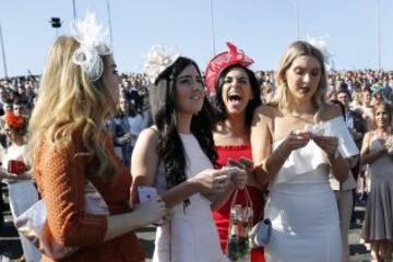 Grand National: Ladies' Day elegance from Aintree