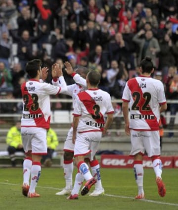 El centrocampista del Rayo Vallecano Alberto Bueno celebra con sus compañeros uno de los goles que ha marcado durante el partido frente al Levante de la vigésima quinta jornada de Liga de Primera División disputado esta tarde en el estadio de Vallecas.