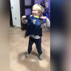 La incontrolable alegría de este niño al ver su regalo de Reyes: ¡la camiseta del Cádiz!