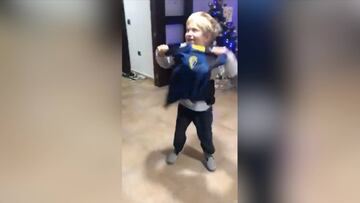 La incontrolable alegría de este niño al ver su regalo de Reyes: ¡la camiseta del Cádiz!