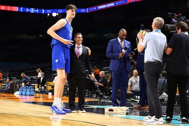 Olivier Rioux posa para una foto durante la Final Four de Reese's el viernes en el Alamodome el 4 de abril de 2025 en San Antonio, Texas.