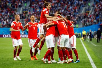 1-0. El equipo ruso celebró el primer gol.