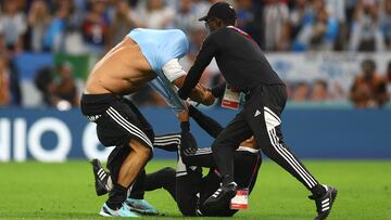 Una persona ingresó a la cancha del Estadio Lusail después del 2-0 que marcó Messi ante Países Bajos en cuartos de final de Qatar 2022.