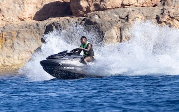 Vinicius Junior disfruta de unos días de vacaciones en la isla de Ibiza.