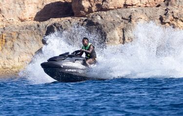 Vinicius Junior disfruta de unos días de vacaciones en la isla de Ibiza.