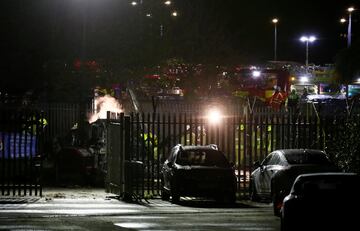 El helicóptero del magnate tailandés Vichai Srivaddhanaprabha se estrelló en los aledaños del King Power Stadium después del partido entre el Leicester y el West Ham.